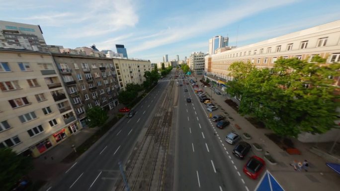 无人机在现代城市华沙繁忙的街道上飞行。现代建筑