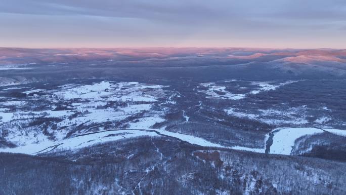 航拍大兴安岭林海雪原冻雾朝霞