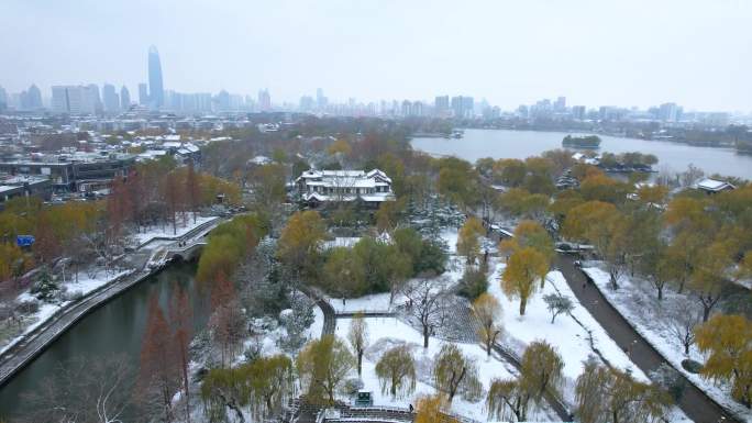 航拍大雪后的济南大明湖和超然楼