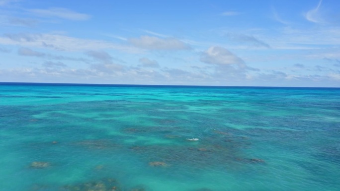 塞舌尔热带蓝绿色海洋鸟瞰图。天国的海景。旅游目的地。大海从上方呈现出鲜艳的色彩。
