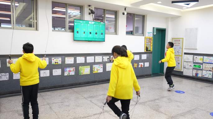 学校走廊小学生跳绳自动计数比赛运动实拍