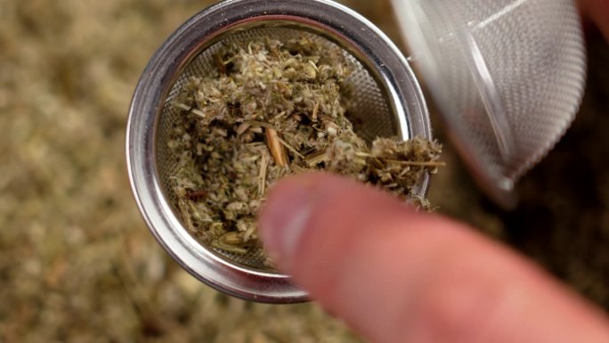 准备冲泡草药茶，将药用干草药放入钢泡茶器或过滤器中。替代天然药物