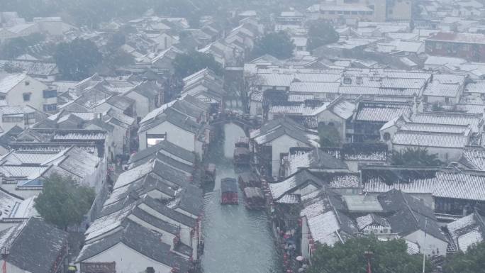 航拍苏州姑苏山塘街冬天大雪，唯美雪景飘雪