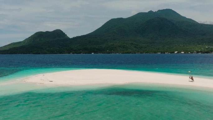 白岛在曼巴乔，卡米金岛。菲律宾。