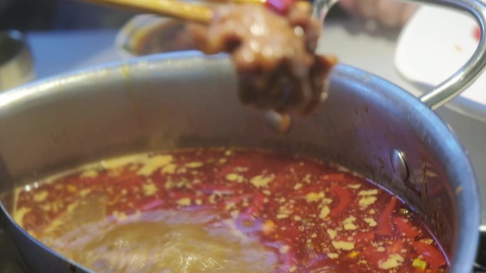 吃火锅肥牛嫩牛肉涮火锅沸腾的火锅锅底