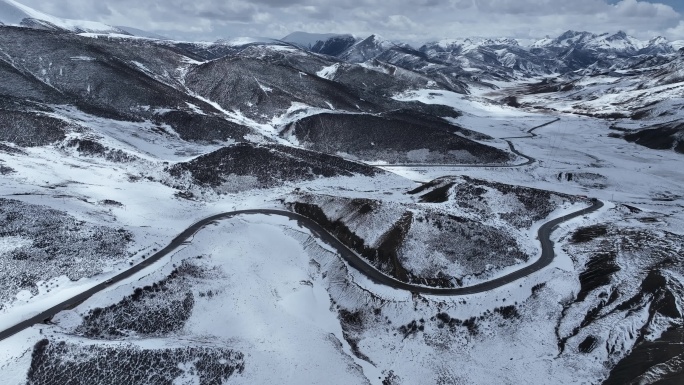 西藏自驾317国道昌都段雪景航拍