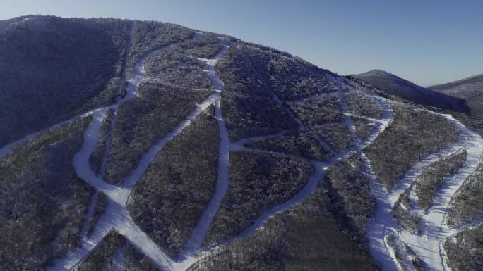 航拍纵横交错的雪场赛道