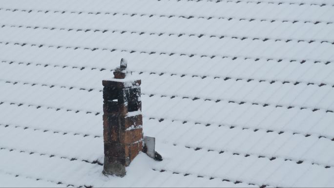 冬天下雪农村平房屋顶瓦片烟囱积雪