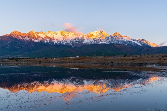 玉龙雪山日照金山延时