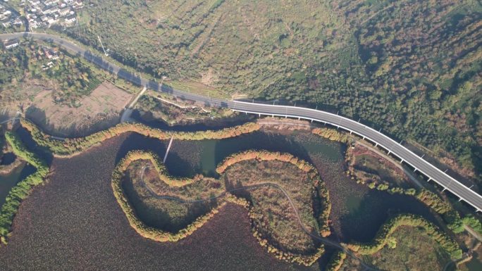 中国江苏省苏州市西岛湿地山地道路高角度视角，4k实时画面，无人机视角。