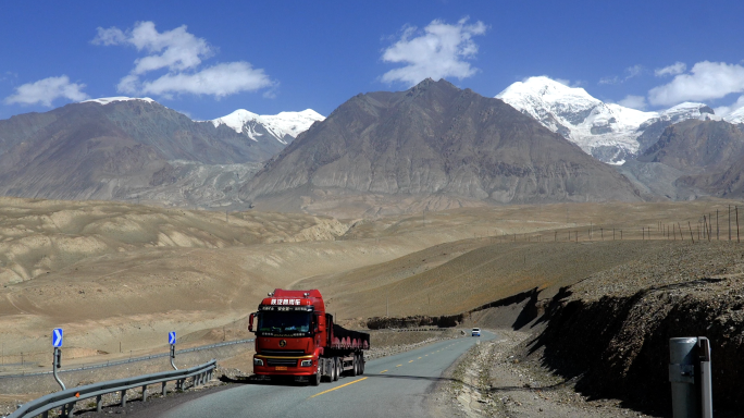 新疆帕米尔高原雪山下的大货车卡车4k