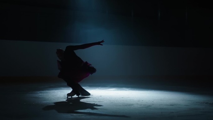 史诗般的镜头与旋转女花样滑冰运动员，惊人的冰上表演，女人的轮廓