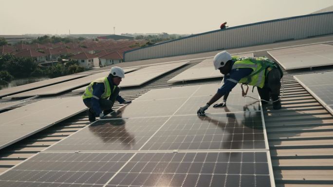 高效太阳能电池板检查:技术工人确保可再生能源的性能。