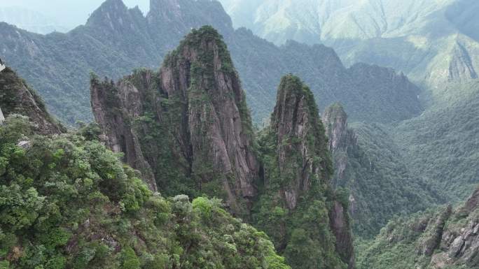 航拍郴州莽山五指峰景区险峻峰林特写