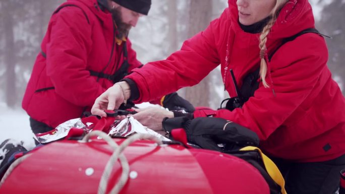 山区救援服务提供冬季野外森林救援，伤员用担架救护。