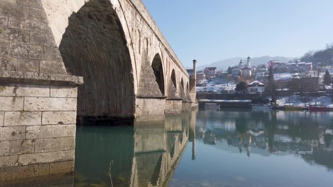 冬日里波斯尼亚德里纳河上的桥梁。穆罕默德帕夏索科洛维奇桥。