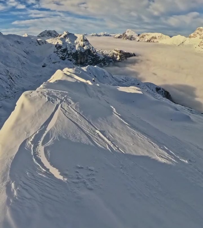 滑雪者享受假期的镜头。男子正在雪山上玩单板滑雪。观赏风景优美的景观。