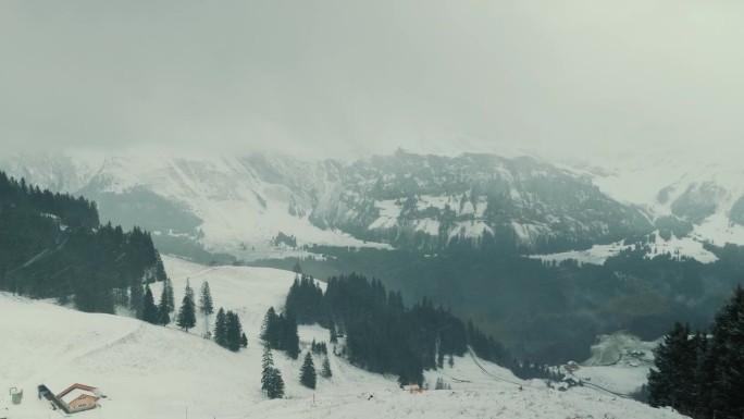 瑞士山区的雪天。瑞士阿尔卑斯山的雪山峰顶