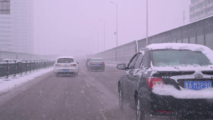 暴雪天气车辆行驶车视角交通雪地胎