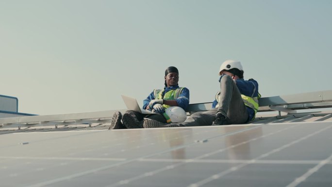 高效协作:技术工人确保太阳能发电性能。
