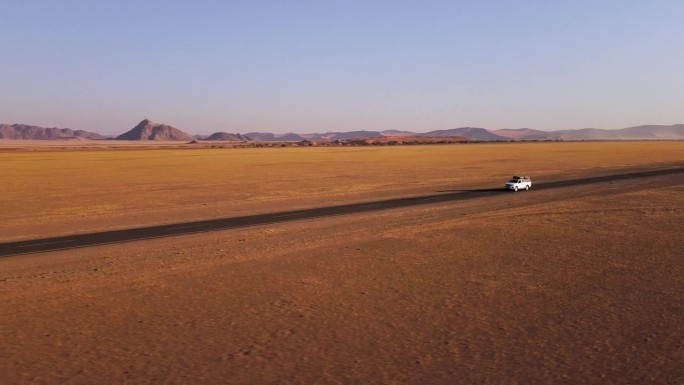 在日落时分，在索苏斯雷标志性的沙丘上，乘坐配备屋顶帐篷的丰田Hilux自驾野生动物冒险。捕捉纳米比亚