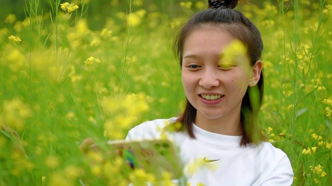 油菜花田游玩的美女