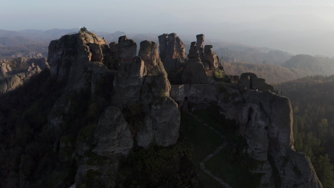 在保加利亚维丁省著名的旅游景点，历史悠久的贝洛格拉奇克堡垒的天然岩层周围，轨道无人机拍摄。