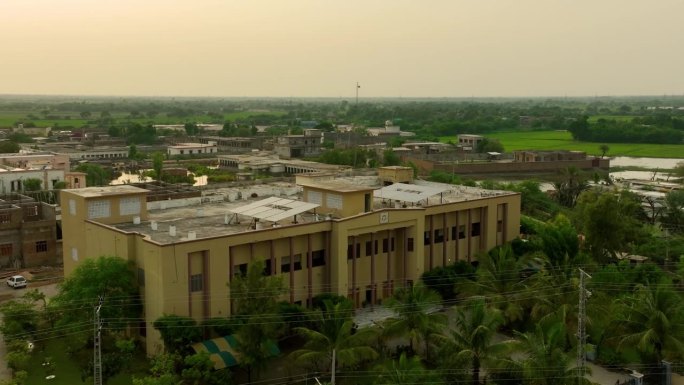 巴基斯坦信德省，绿意盎然的巴丁市法院。空中