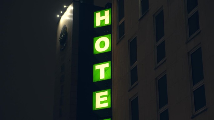 大写的“HOTEL”字样在夜色中熠熠生辉