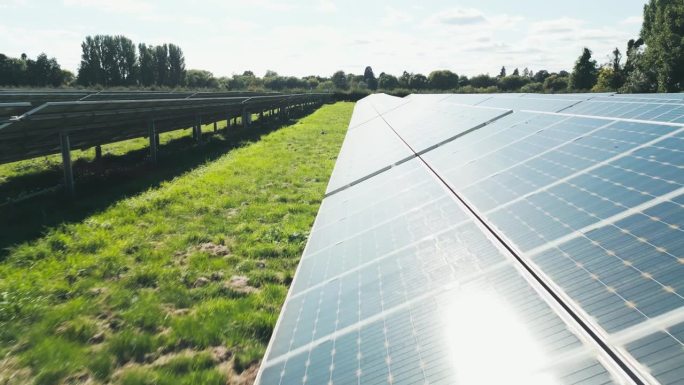 无人机沿着太阳能电池板拍摄跟踪，产生可再生的可持续能源
