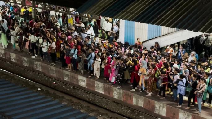在孟买塔那站等待登上火车的乘客。