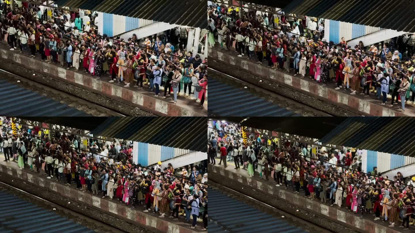 在孟买塔那站等待登上火车的乘客。