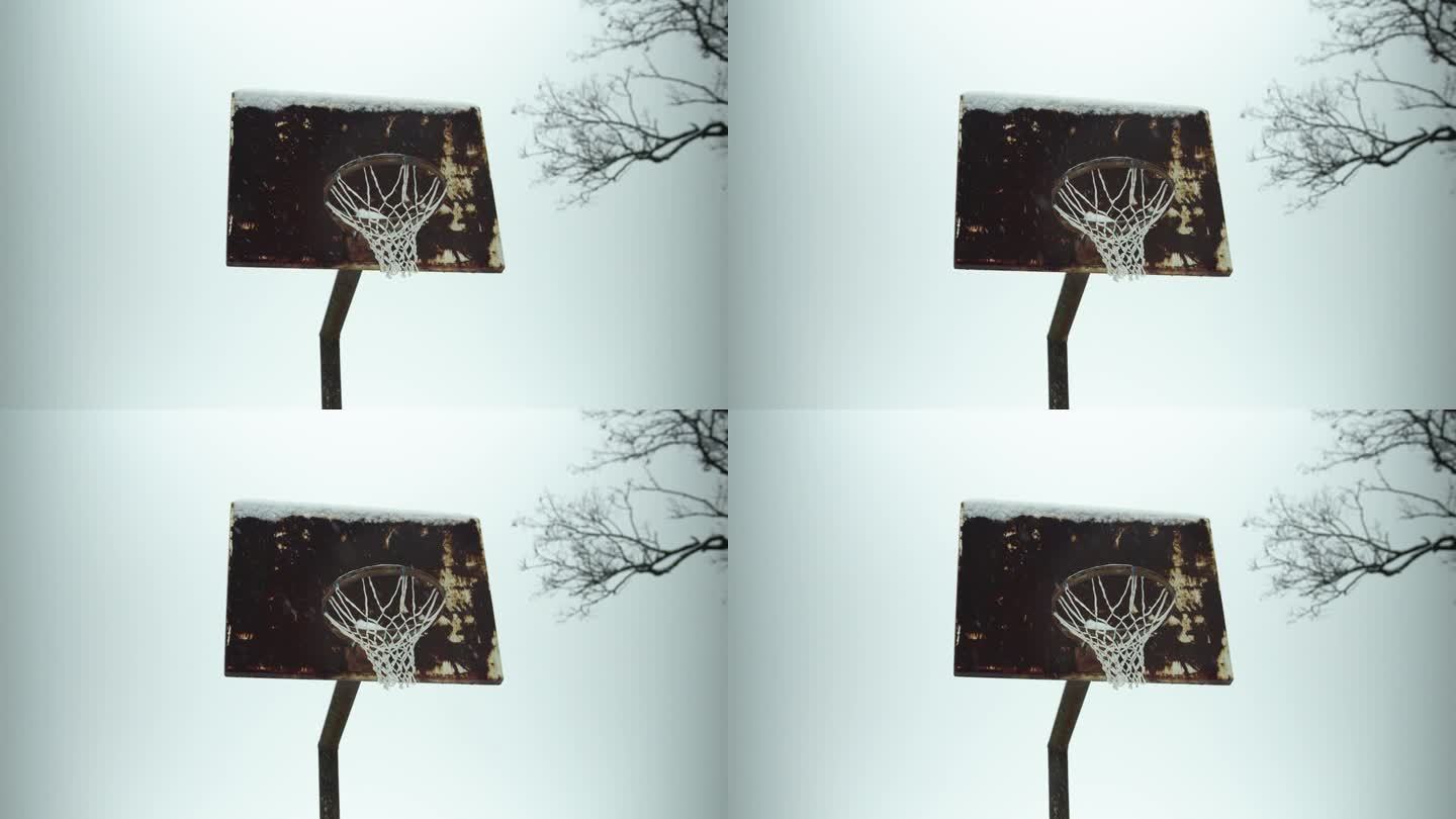 老旧的篮球框，冬雪缓缓飘落。