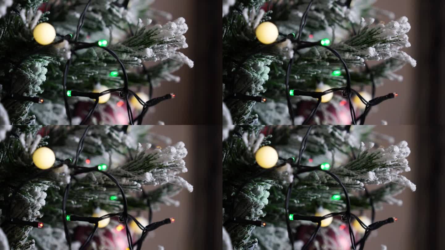 雪花质感的人造圣诞树上闪烁的彩灯串