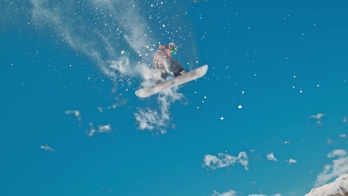 时间扭曲效果/速度斜坡的男子滑雪板练习特技。男子正在山上享受滑雪。他在度假。