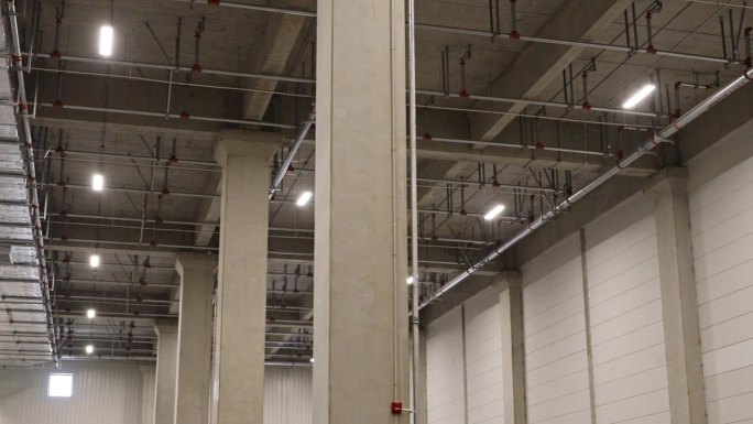 大型配送仓库的内部柱子和天花板。4k 50fps