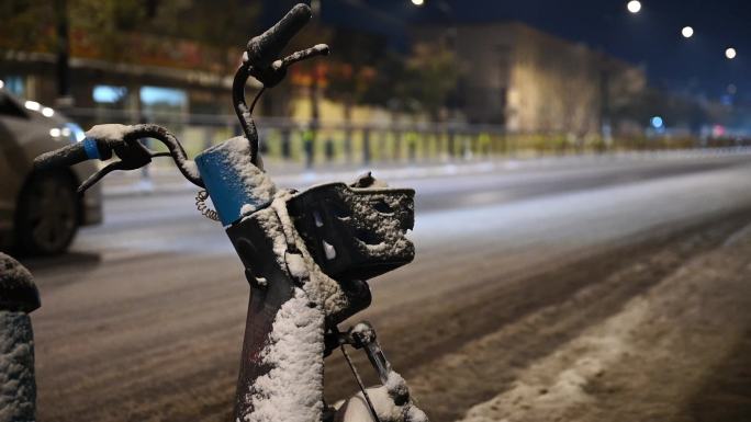 下雪城市道路夜景雪夜车流行人汽车路灯