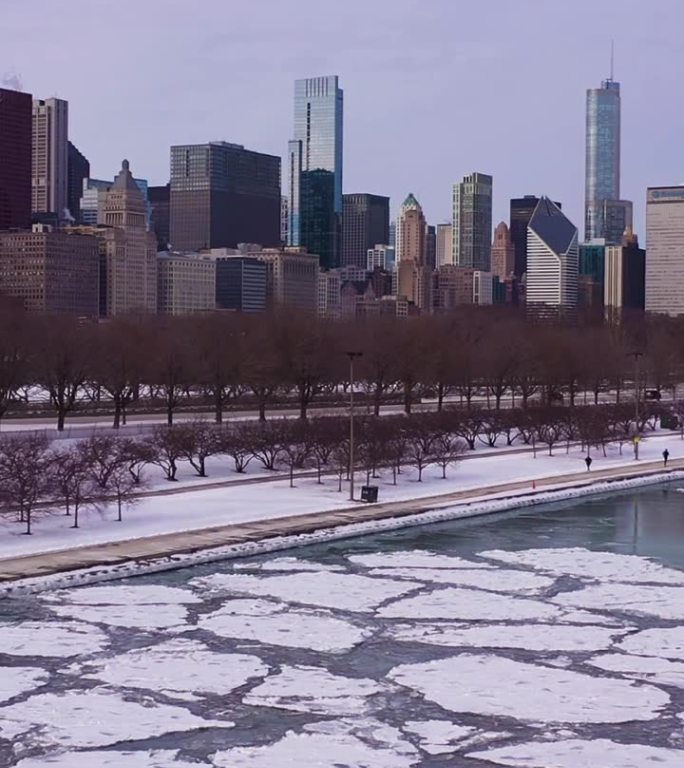 芝加哥和密歇根湖在冬天的霜冻之日。鸟瞰图，美国。垂直视频
