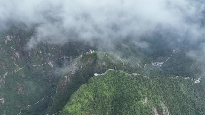 高空俯冲飞行航拍郴州莽山景区五指峰风景