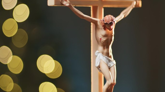 耶稣的十字架与圣诞树挂在背景