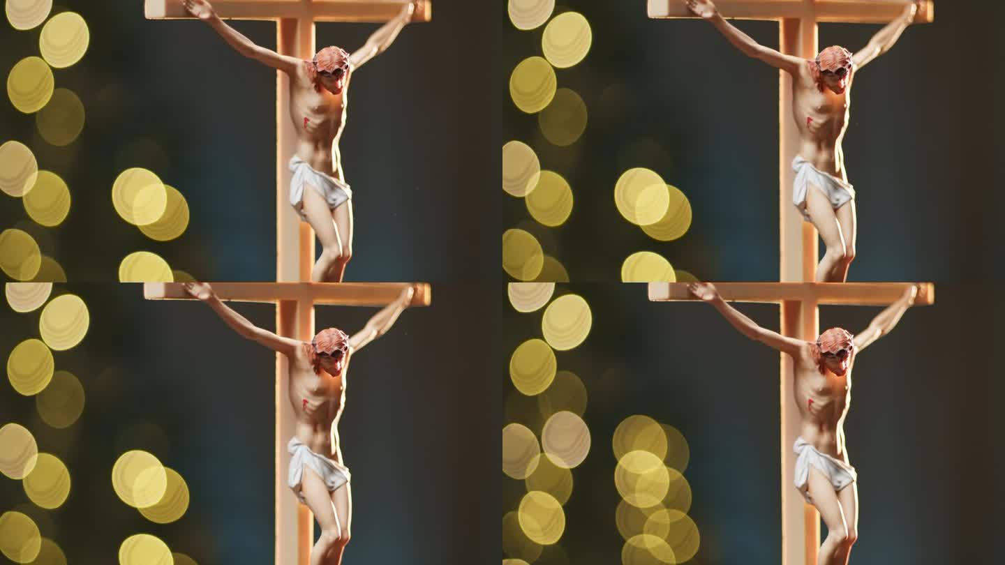 耶稣的十字架与圣诞树挂在背景