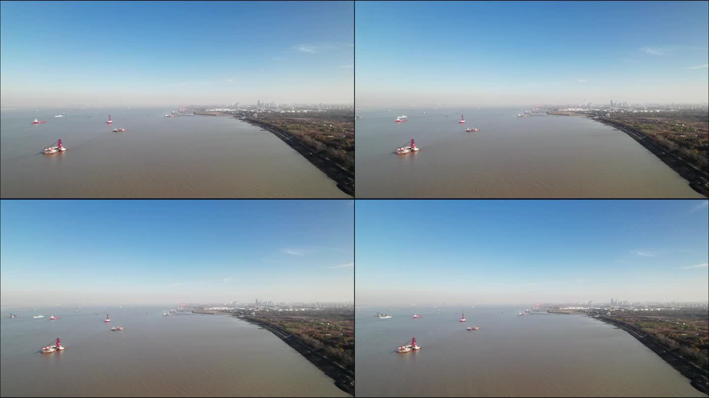在长江入海口的上海港，船只在靠近大海的河流上航行的4k延时镜头，高视角。