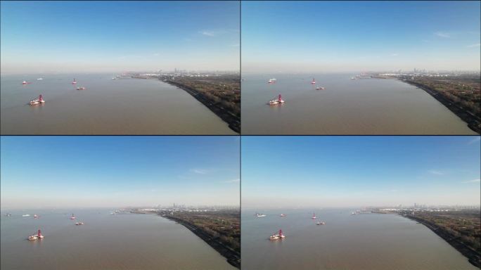 在长江入海口的上海港，船只在靠近大海的河流上航行的4k延时镜头，高视角。