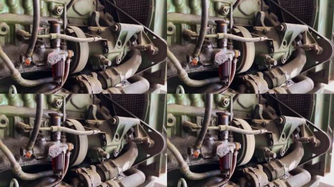 带滑轮和皮带的旧应急柴油发电机正在工作。脏发电机柴油机