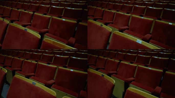 剧院黑暗礼堂里一排排的红椅子(英国赫克瑟姆女王大厅)