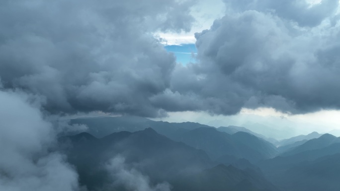航拍山顶云层之上旋转镜头全景郴州莽山