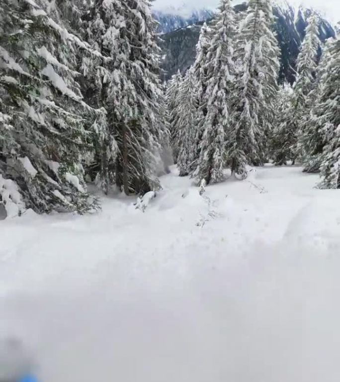男子滑雪板运动员在山上移动的镜头。一个人在树林里玩滑雪板。他在假期里探索大自然。
