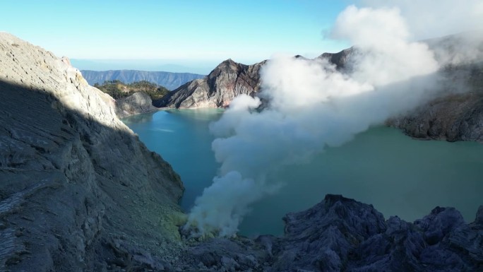 飞越印度尼西亚爪哇岛卡瓦伊真火山的火山口