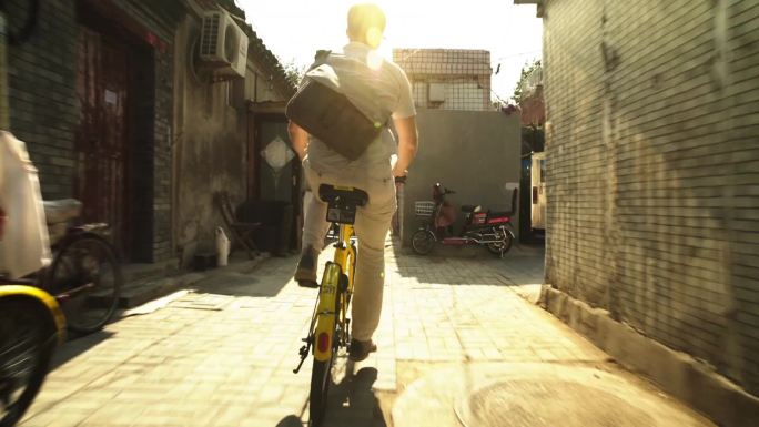 北京 在胡同中骑自行车