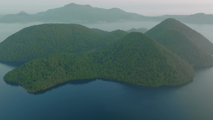 美丽的日本岛屿在北海道附近的海岸前，日落时拍摄。